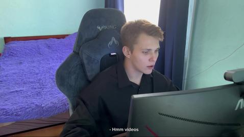 Шлюха сосет хуй и дает в пизду