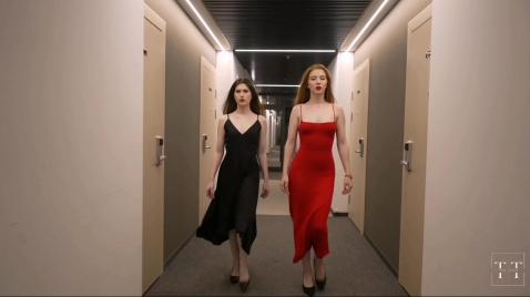 Богатенький дед трахает двух молодых шлюх и спускает в рот