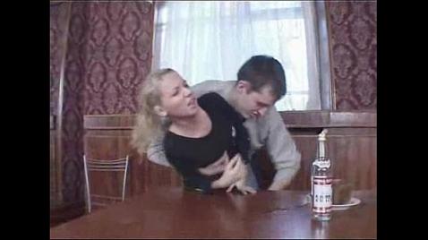 Пьяный мачо трахнул шлюху силой насильно