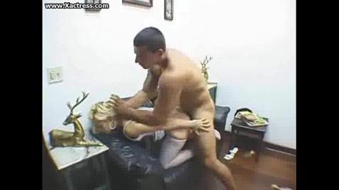 Жесткий анальный трах шлюшки в чулках