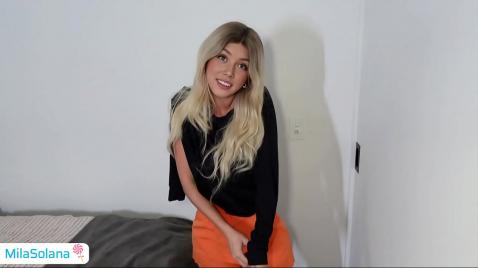 Трахнула старого папашку в его кроватке