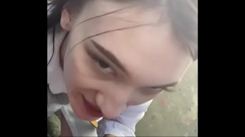 Шлюха сосет член на улице города