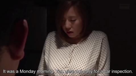 Азиатка с огромными титьками отсасывает член