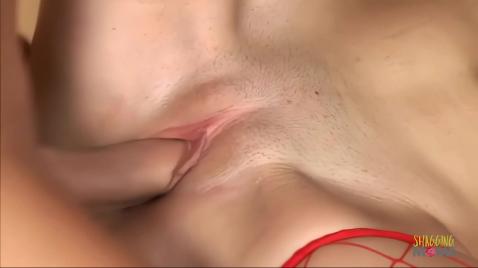 Шлюху трахают в дупло сразу двое