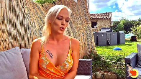 Блондинка с огромными дойками трахается со зрелым мужиком