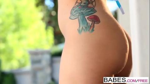 Поебка горячей брюнетки с ее пальцем