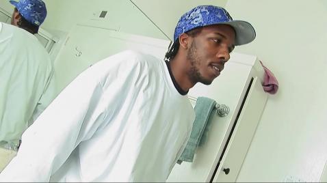 Черножопая шлюха сосет член молодому парню