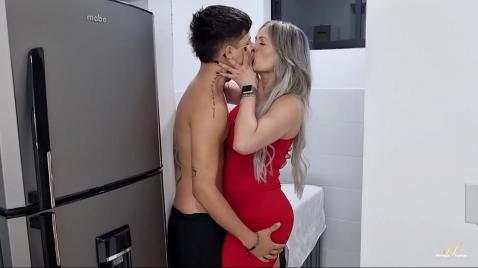 Молодой член трахает опытную шлюху без остановки