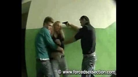 Грубые ублюдки трахают шлюху на камеру