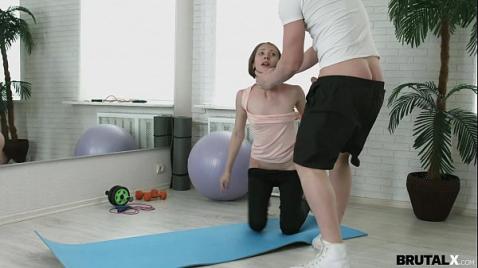 Жесткий тренер трахнул на коврике йоги