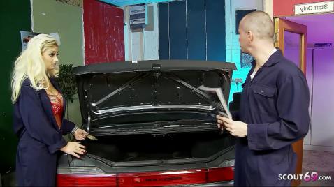 Жесткий трах с мужиком из автосалона