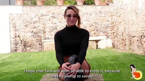 Шлюха трахается как последняя сучка на улице