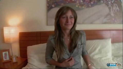 Жопа Брюнетки Раздвигается Под Толстым Хуем