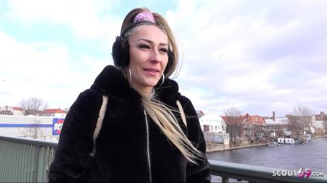 Грязная Эмма Даймонд трахается в задницу