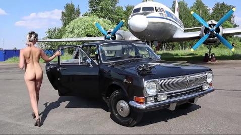 Шлюха трахается на площадке для самолетов