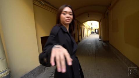 Азиатка сосет член у парня на кровати