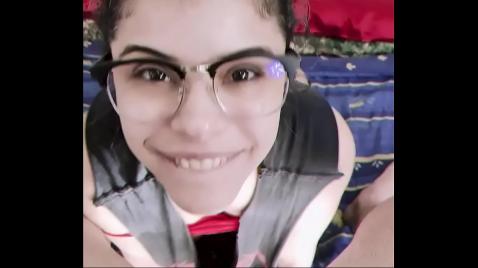 Шлюха сосет хуй своему парню в кровати