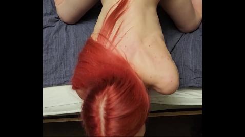 Жгучая рыжая сосет член у волосатого типа