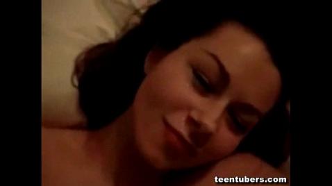 Шлюха жена глотает сперму на камеру