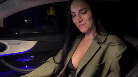 Похотливая баба отсасывает член соседушке без ума