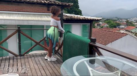 Сосет хер у незнакомца на вечеринке