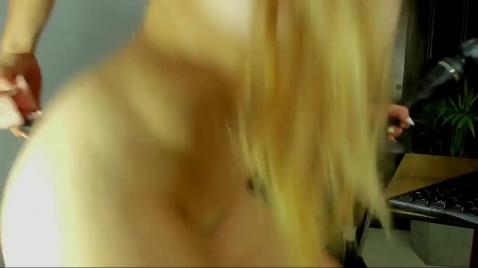 Шалава трахает себя вибратором на стуле