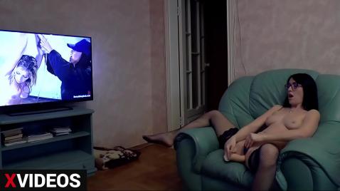 Брюнетка в черных чулках на кресле дрочит себя игрушкой