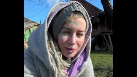 Шлюха блондиночка трахается на улице в пальто