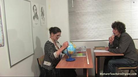 Училка по географии учит Вовочку на дополнительных занятиях