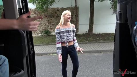 Развратная шлюха трахается с долбоебом на кровати