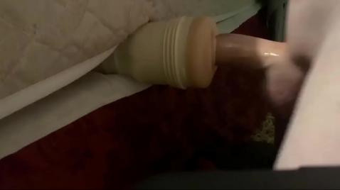 Хуесос подрочил дырку, загоняя вибратор