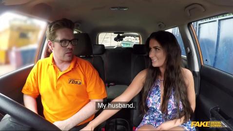 Мамаша сосет хуй в авто