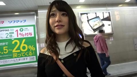 Азиатка на улице дала молодому парню