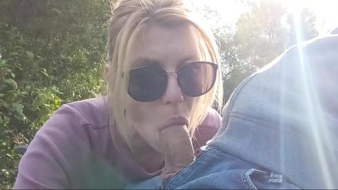 Шлюха сосет и проглатывает кончу