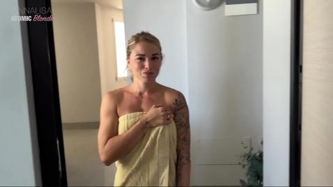 Шлюха отсасывает хуй в банных полотенцах