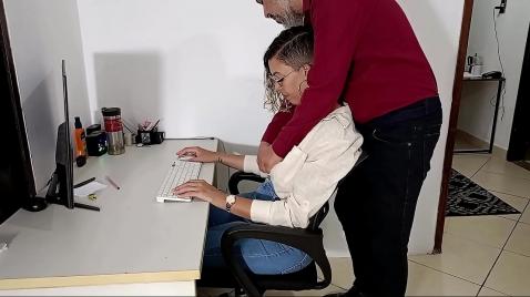 Старый хрен трахает молодую шлюшку в офисе