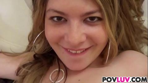 Большие сиськи и мокрые дырки на авто