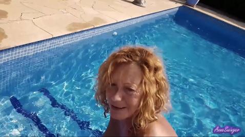 Зрелая мамочка дождалась мужа и стала делать минет