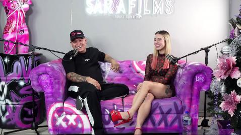 Шлюха дрочит на хуйном диване вагину