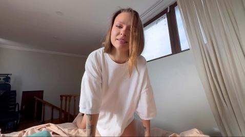 Шалава дрочит свою киску до оргазма