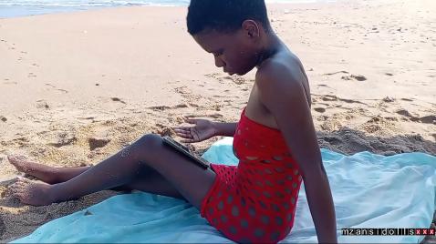 Черный зверь трахает молодую шлюху на пляже