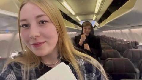 Блондинка сосет член парню как профессионалка