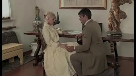 Шлюха сосет хрен начальнику в офисе