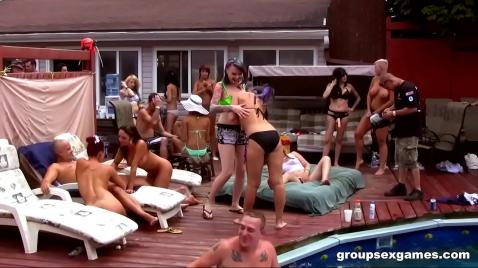 Хардкорная оргия с голыми телами в пизде