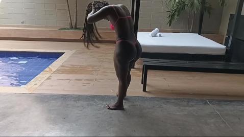 Хуеплет трахает азиатку на постели