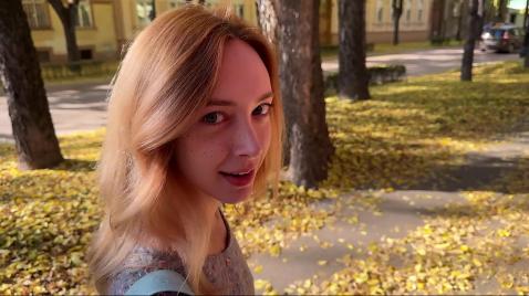 Шлюха из подъезда дрочит на камеру