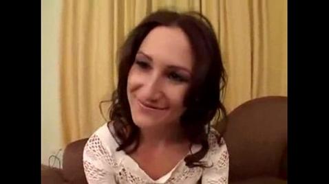 Жопастая шлюха втроем отжигает на камеру