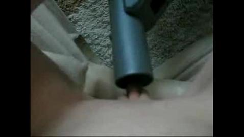 Шлюха насаживает себя на пылесос