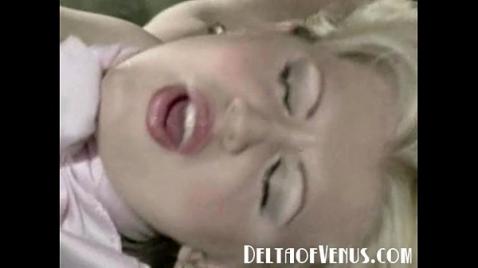 Шлюха боссу подставила пилотку в офисе