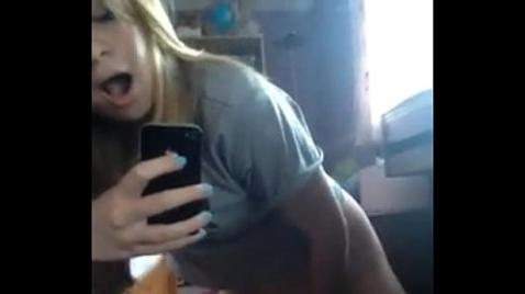 Шалава трахает себя маминой вибратором